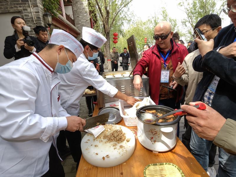 海外华媒陕西采风行见闻：走进渭南潼关黄河古渡口 品尝地道正宗的肉夹馍美食（文图视频新闻）